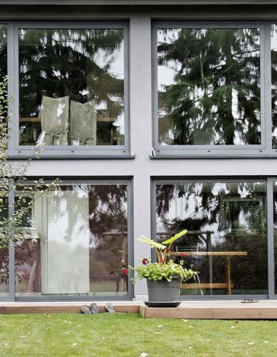 Große graue Aluminiumfenster, eingebaut von Winfox