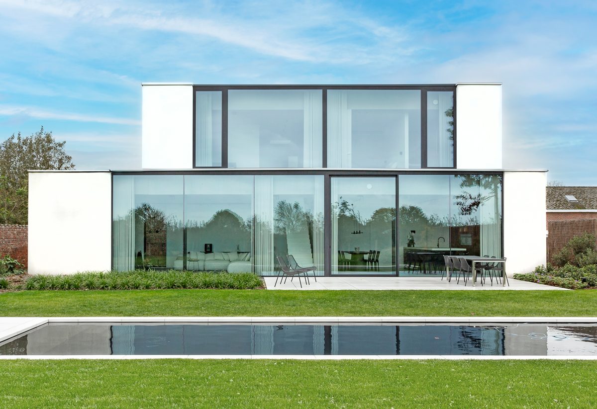 Großzügig verglaste Villa mit Aluminiumfenstern am Pool