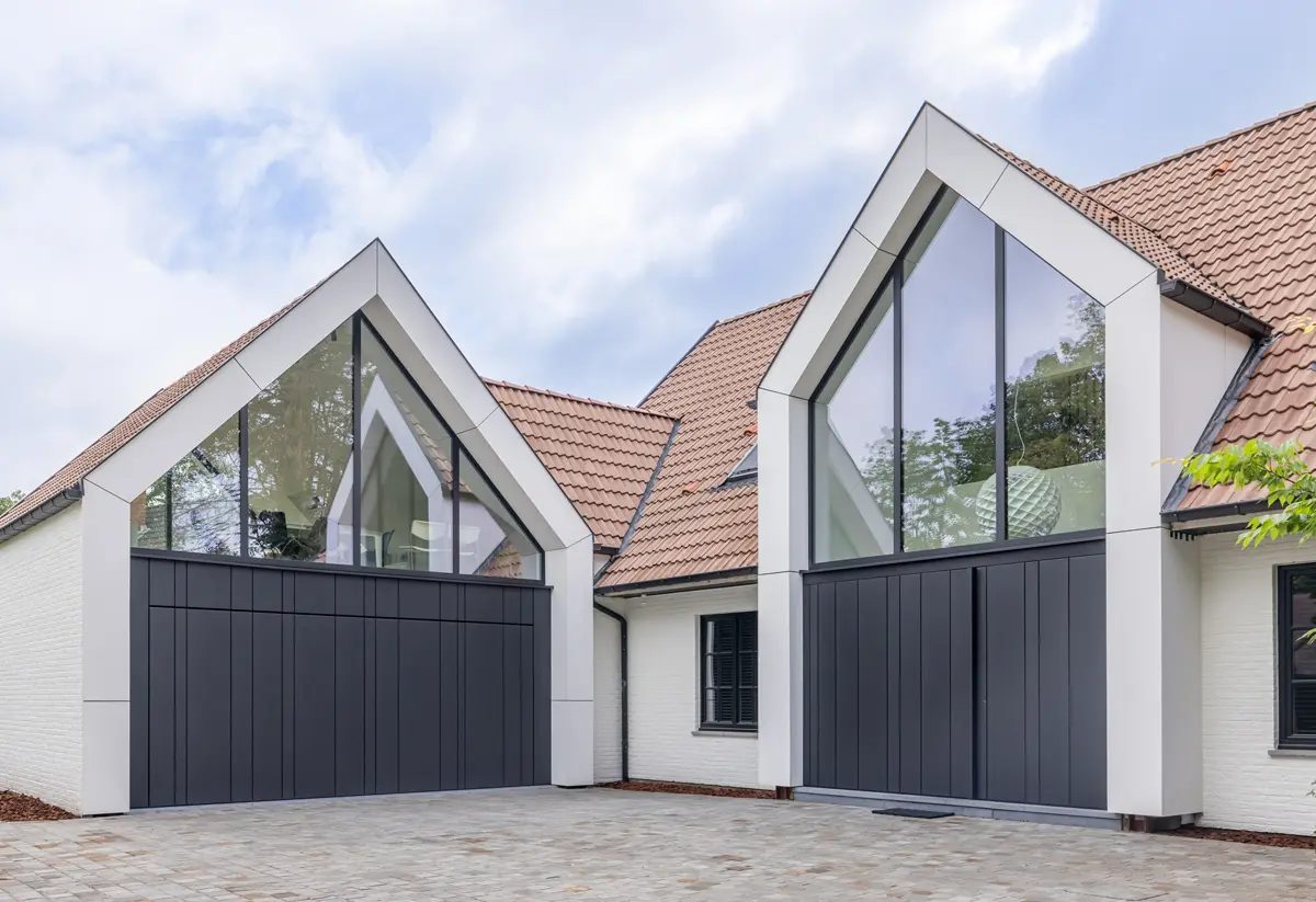 Haus mit zwei voll verglasten Giebeln aus Aliplast Aluminium
