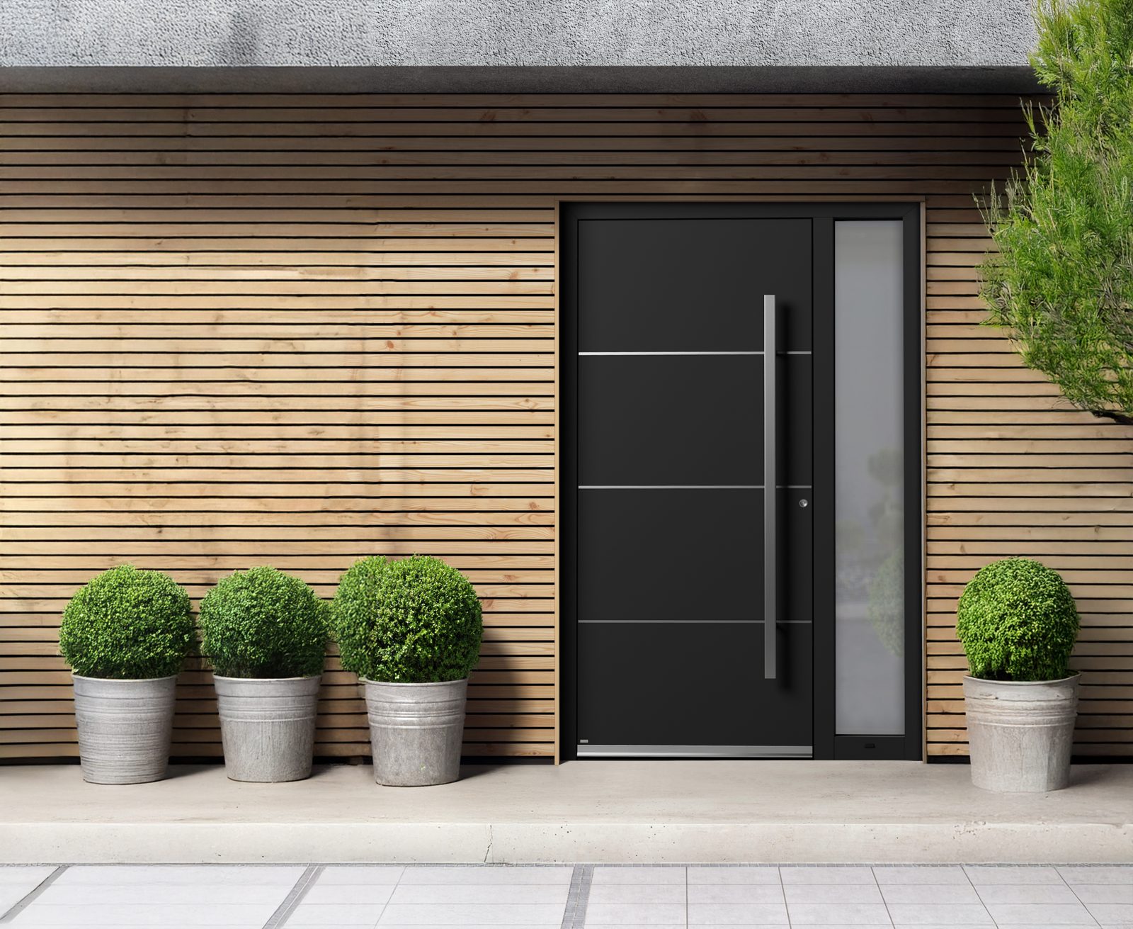 Moderne anthrazitfarbene Haustür an einer Fassade mit Holzverkleidung
