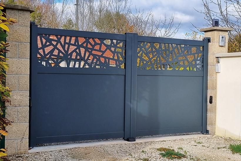 Aluminium-Hoftor von KSM mit ausgeschnittenem Motiv