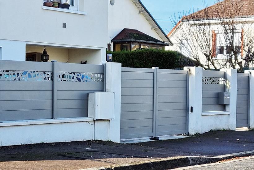 Hoftor und Zaun aus Aluminium von KSM im gleichen Design