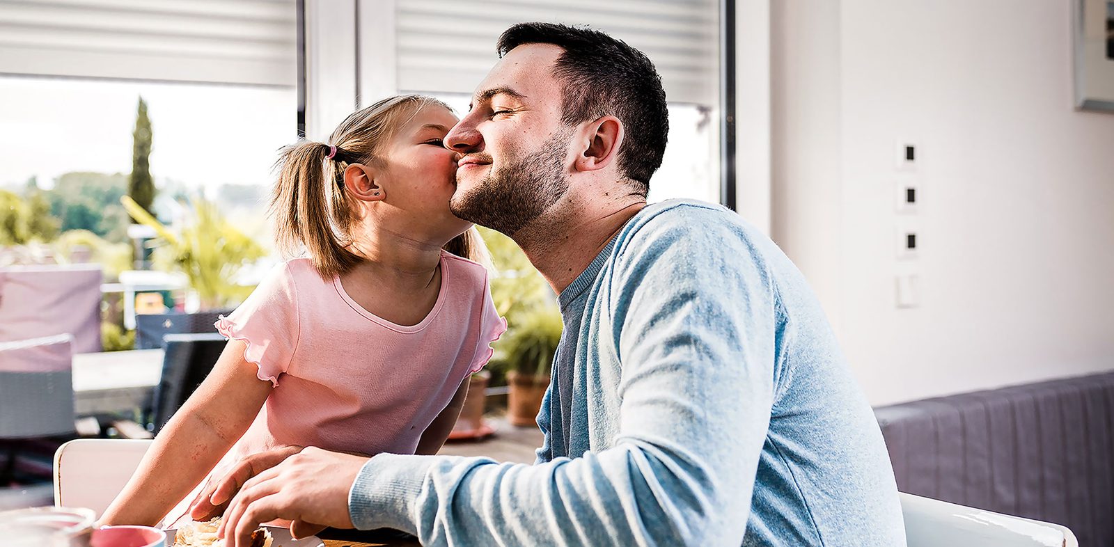 Familie zu Hause hinter Rollläden von Lakal