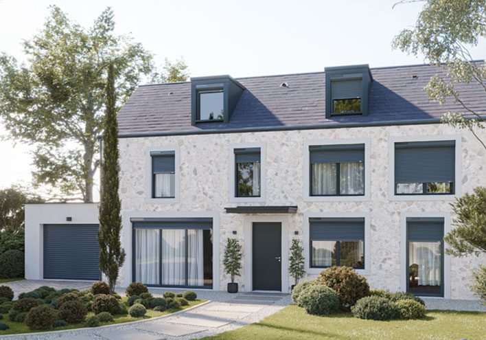Haus aus hellem Stein mit Rollläden von Lakal