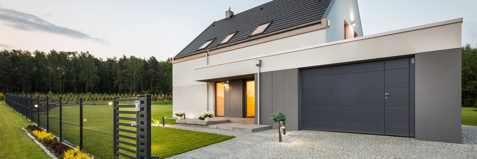 Modernes Haus mit Garagentor und Hoftor von Moos im gleichen Design
