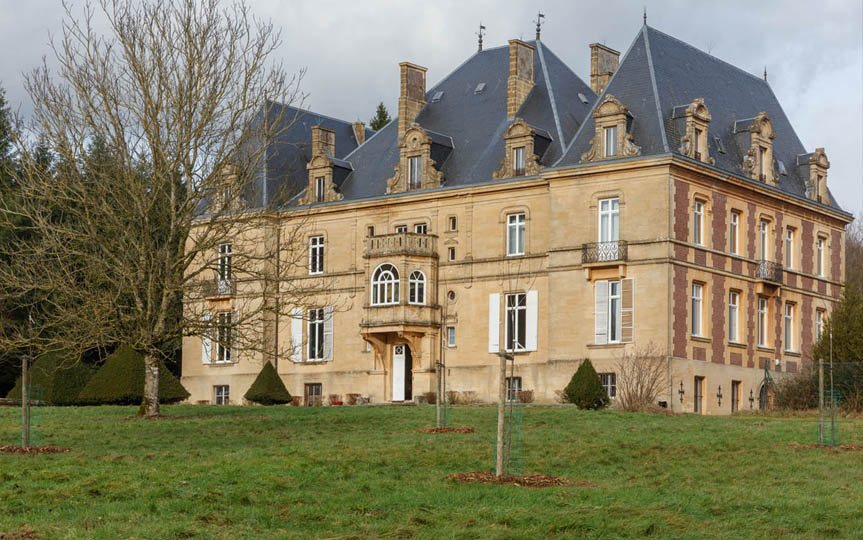 Schloss mit originalgetreu nachgebauten Holzfenstern