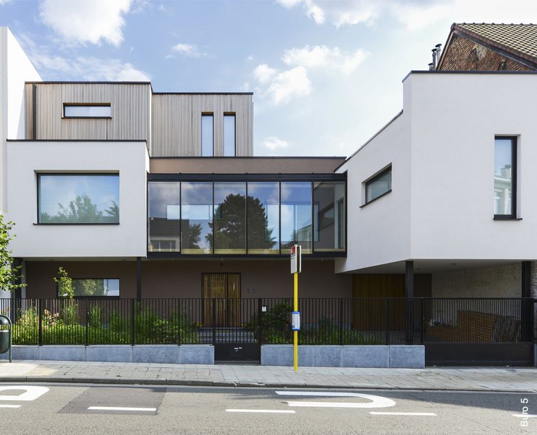 Maison neuve contemporaine avec fenêtres bois et grandes baies