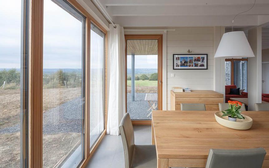 Esszimmer mit Fenstern aus Lärchenholz