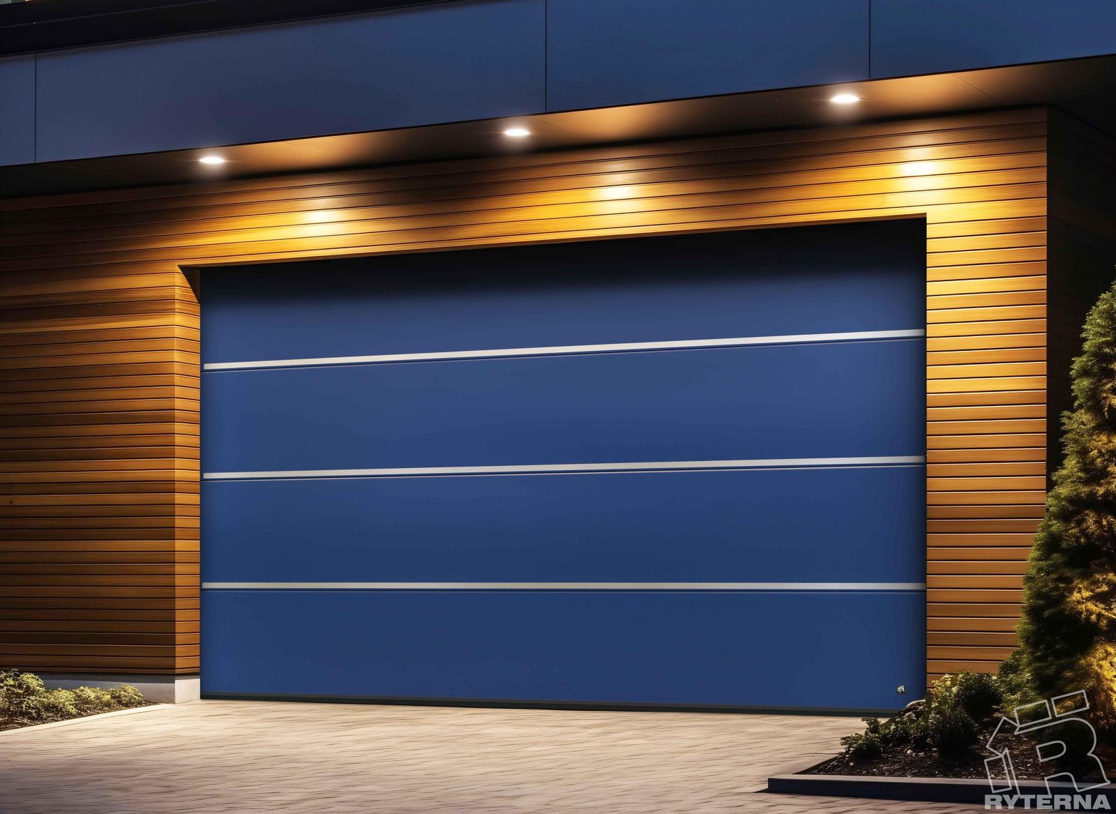 Blaues Garagentor in einer Fassade mit Holzverkleidung