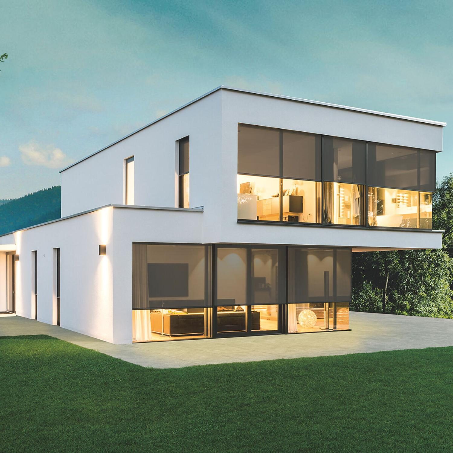 Modernes Haus mit elektrischen, vernetzten Rollläden