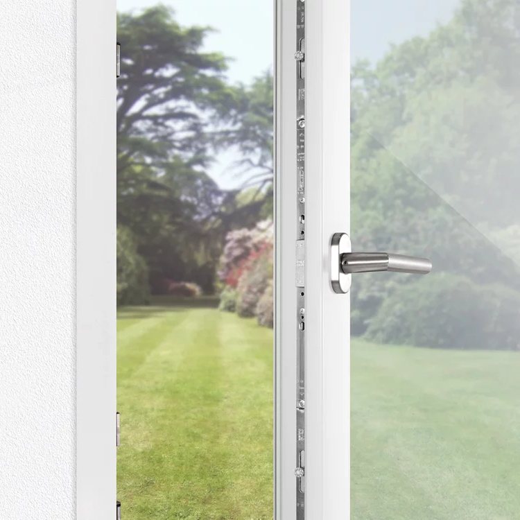 Geöffnetes Fenster zum Garten mit Sicherheitsbeschlag von Winkhaus